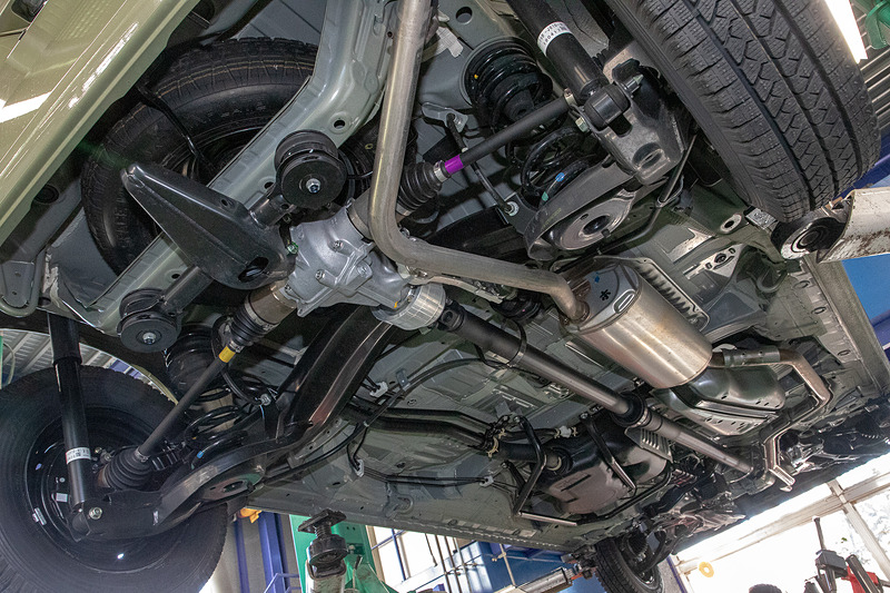 N-VANのアンダーフロア。鉄板自体に防錆性能はあるが、それに加えて錆や傷付きから保護するアンダーコート剤を塗りたいと考えていた