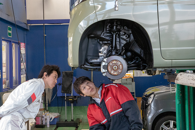 メンバーやアームは複雑な形状なので、塗り残しがないかチェックしながら塗布していく。それにしても、タイヤハウス内はやはり黒だ！　いい感じである