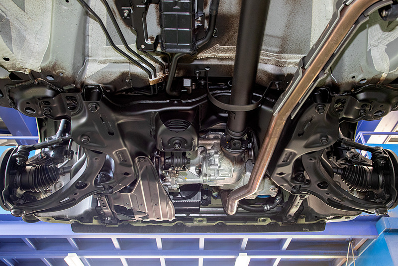 こちらはフロント側。今回は必要最低限の部分だけ塗ることにしたので、アンダーフロアに取り付けてあるスチール製のパーツとタイヤハウス内への塗布が中心だったが、ここまで塗るとやはり全面に塗りたくなってくる