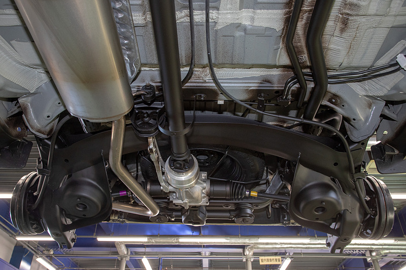 リア側。4WDなのでプロペラシャフトとリアデフがある。リアもメンバーとアーム類を塗っている