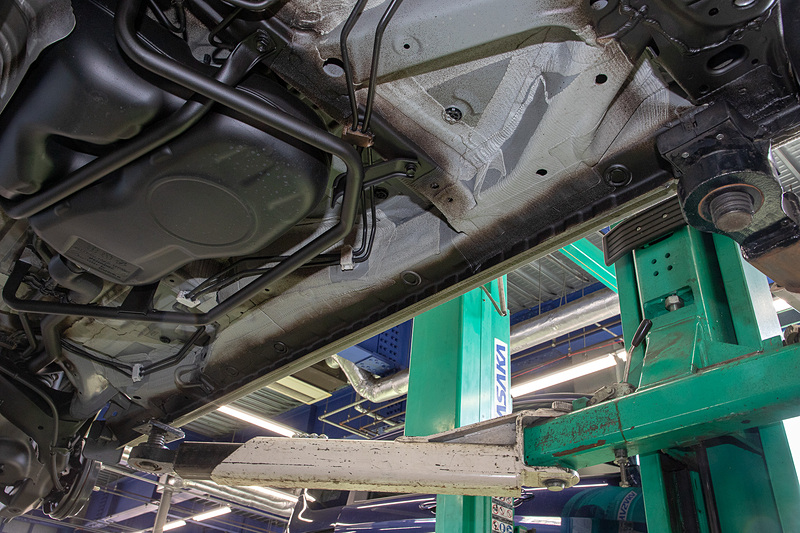 サイドシルの合わせ目にも塗布されていた。スリーラスターはブラックのほかにクリアもあるので、黒くしたくない場合でも施工可能