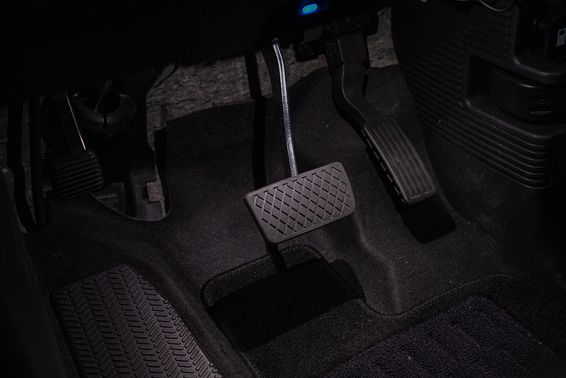 純正アクセサリーの「フットライト」も装着。白色LEDでドアを開けたときに運転席、助手席の足下がかなり明るく光る。また、スモールランプとも連動しているのでスモールランプ点灯（ヘッドライト点灯含む）のときにはドア開閉時の明るさからかなり減光して運転席、助手席の足下をうっすら照らしてくれる。フロント左右セットで1万800円