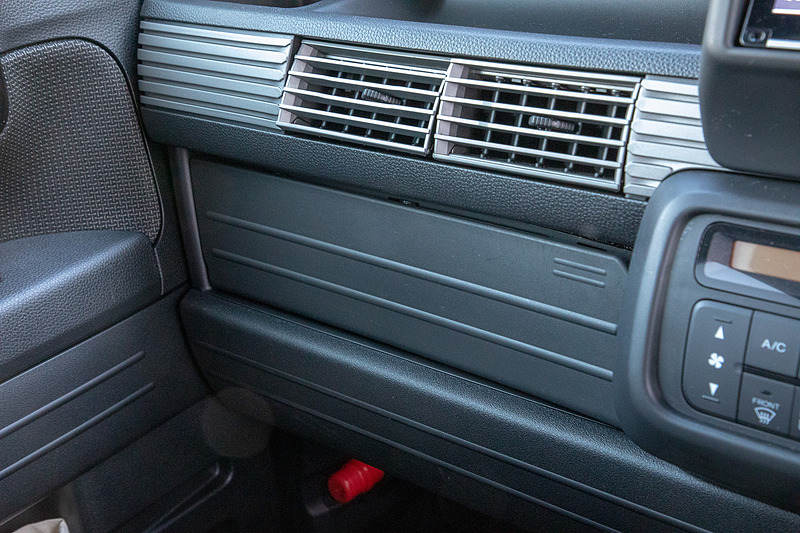 8インチプレミアムインターナビ（VXM-187VFEi）につながるUSBケーブルとHDMIケーブルも付けた。ケーブルは助手席のダッシュボードから出てくるが、フタがないのでごちゃつく。そこで純正アクセサリーの「インパネトレイリッド」（5400円）を装着。右上をプッシュすると開く作り。多少あと付け感があるけど、ケーブルが隠せたのでヨシとする