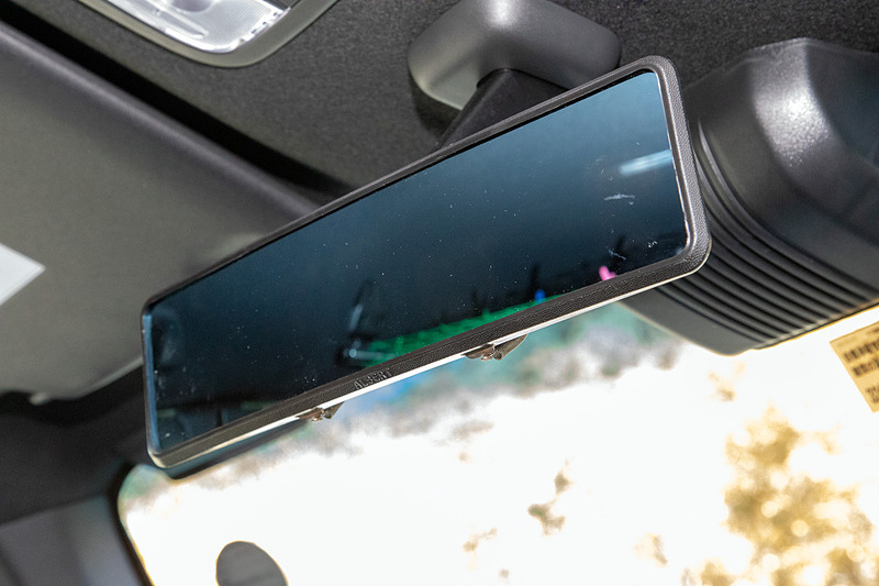 純正ルームミラーは拡大鏡。そのため後続車が実際の車間距離より近くに感じられるのだが、これがイヤでワイドミラーを付けている。ミラー越しに見る後続車の車間は実際の距離に近くなったと思う。また、見える範囲が広がるのでクルマ側面の死角も減った