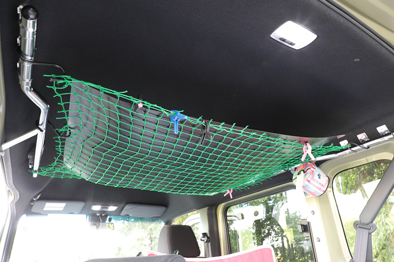 純正アクセサリーの「ルーフインナーサイドパイプ」（ロングタイプ/2万1600円）もオススメするアイテム。これがあるとリアスペースの使い方が広がる。自分はホームセンターの園芸コーナーにあったネットを両端に渡し、小物を置くためのルーフネットをやってみた
