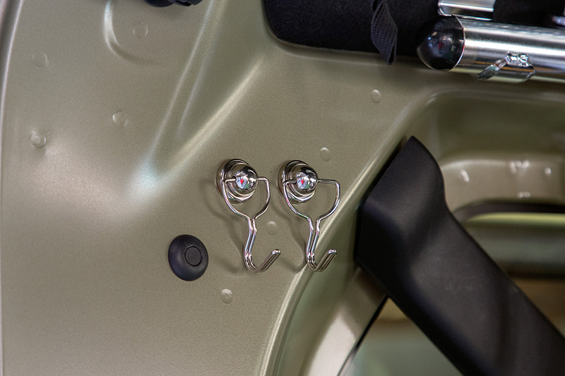 袋を吊ったり小物を引っかけたりと用途はいろいろある。磁石サイズが大きければ重いものも引っかけられるが、大きい磁石が付くほどのスペースはあまりないので付けられる場所は限定される。そこで小さいのを複数揃えた