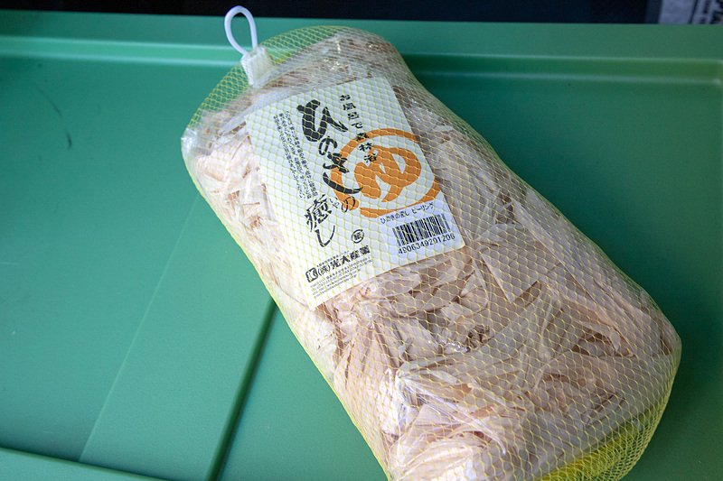 「芳香剤は置きたいと思わないけど天然の檜の香りはいいなぁ」と思っていたら、ホームセンターに檜を薄くスライスしたものが売っていた。説明書きには「お風呂に入れて森林浴を楽しむもの」と書いてあったが、クンクン嗅ぐとかすかに檜の香りがしたのでこれを室内に置くことにした