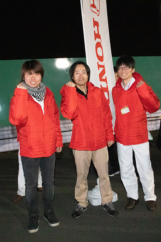 JARI（日本自動車研究所）で行なわれたデモ試験にはホンダの技術者も来ていたので、N-VANオーナーを代表してガッツポーズをお願いしてきました