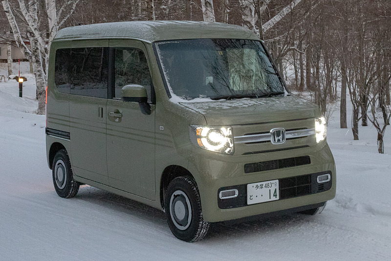 取材先で思いがけない雪に遭遇。2018年12月に装着したブリヂストンのスタッドレスタイヤ「ブリザック VL-1」の実力を発揮するときがきた