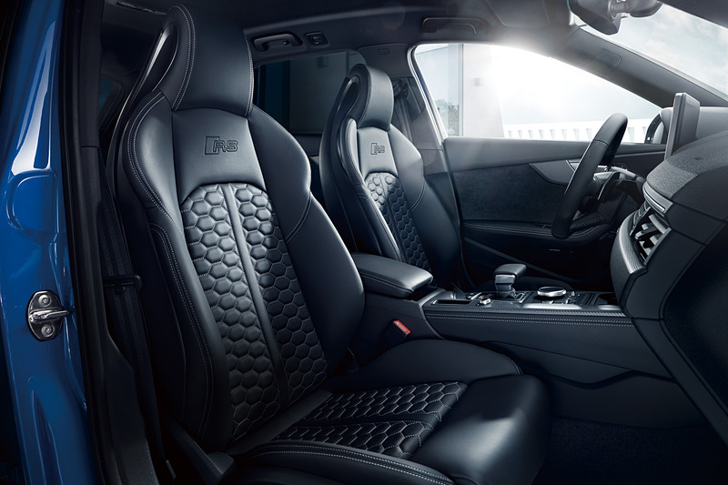 ファインナッパレザーのSスポーツシートやフラットボトムのRS革巻きマルチファンクション スポーツステアリングホイール、RS専用のシフトゲート、イルミネーション付きドアシルトリムなどを装着し、スポーティでエレガントな雰囲気に仕立てたインテリア