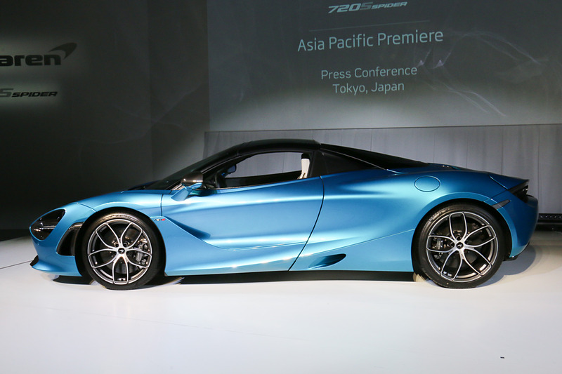 タイヤはフロントが245/35 ZR19、リアが305/30 ZR20。ブレーキには前後ともカーボンセラミック製ディスクを採用する