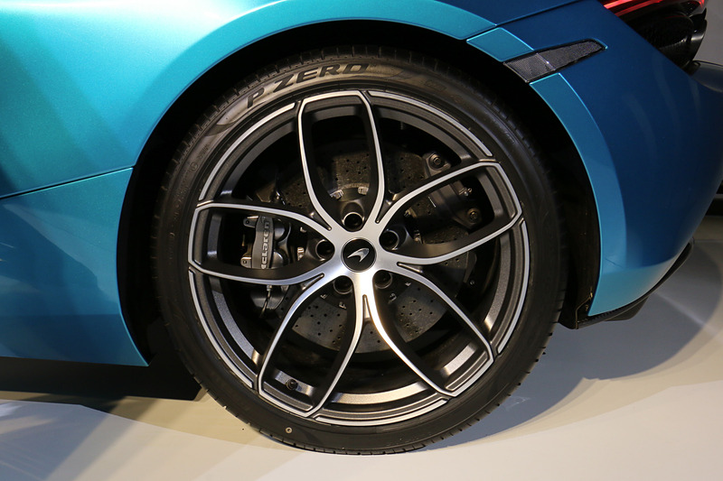 タイヤはフロントが245/35 ZR19、リアが305/30 ZR20。ブレーキには前後ともカーボンセラミック製ディスクを採用する