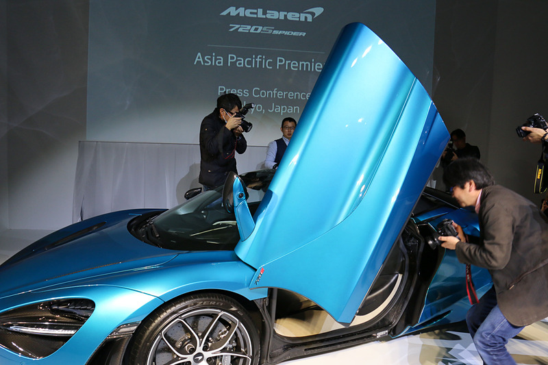 クーペと同じくダブルヒンジで前方に跳ね上がる「ディヘドラルドア」を採用