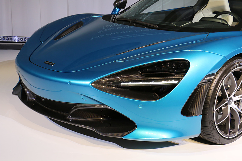 LEDを使うヘッドライトは、ヘッドライトユニットの下側がエアインテークを兼ねる特徴的なデザイン