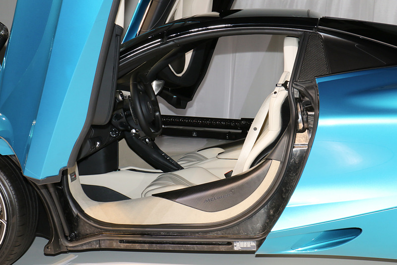 カーボンファイバー製の骨格「モノケージII-S」は、リトラクタブル・ルーフ化でクーペモデルでキャビン頭上にある「スパイン（脊椎）」と呼ばれる部分が取り除かれたが、追加補強で強度を高める必要はないという