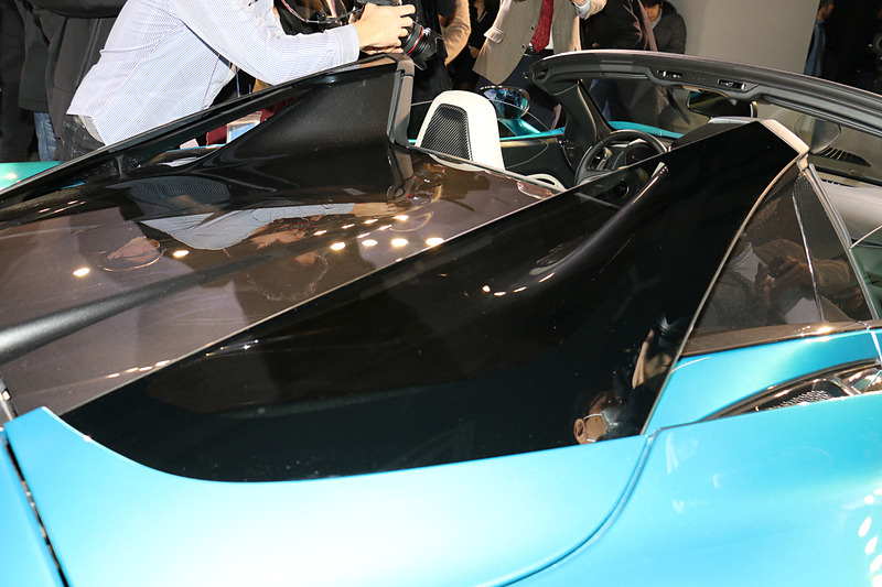 キャビン後方にある「フライング・バットレス」はガラス製となり、キャビン全周の視界がよいことも720S Spiderの特徴となっている。また、エアフローの調整により、キャビン後方のパワートレーンにフレッシュエアを導いて冷却性能の向上にも寄与する