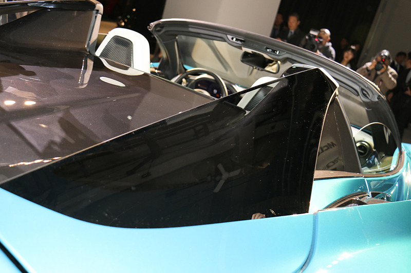 キャビン後方にある「フライング・バットレス」はガラス製となり、キャビン全周の視界がよいことも720S Spiderの特徴となっている。また、エアフローの調整により、キャビン後方のパワートレーンにフレッシュエアを導いて冷却性能の向上にも寄与する