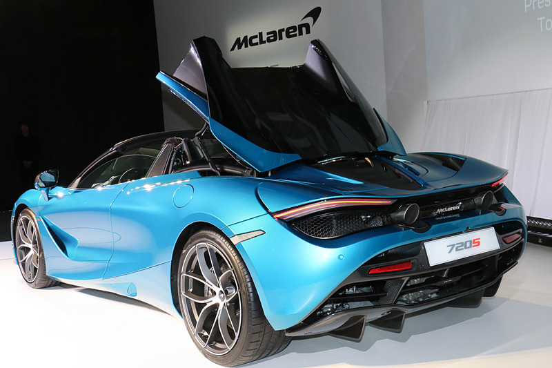 720S Spiderのルーフ格納シーン