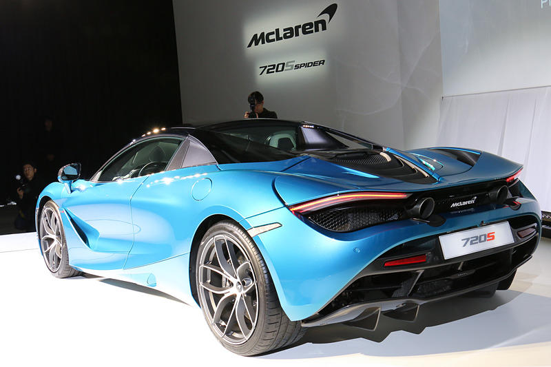 720S Spiderのルーフ格納シーン