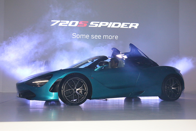 正本氏のプレゼンテーション終了後、新しいマクラーレン 720S Spiderが舞台奥からスライドして登場。さらに壇上でルーフオープンも披露した