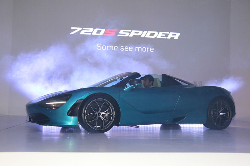 正本氏のプレゼンテーション終了後、新しいマクラーレン 720S Spiderが舞台奥からスライドして登場。さらに壇上でルーフオープンも披露した