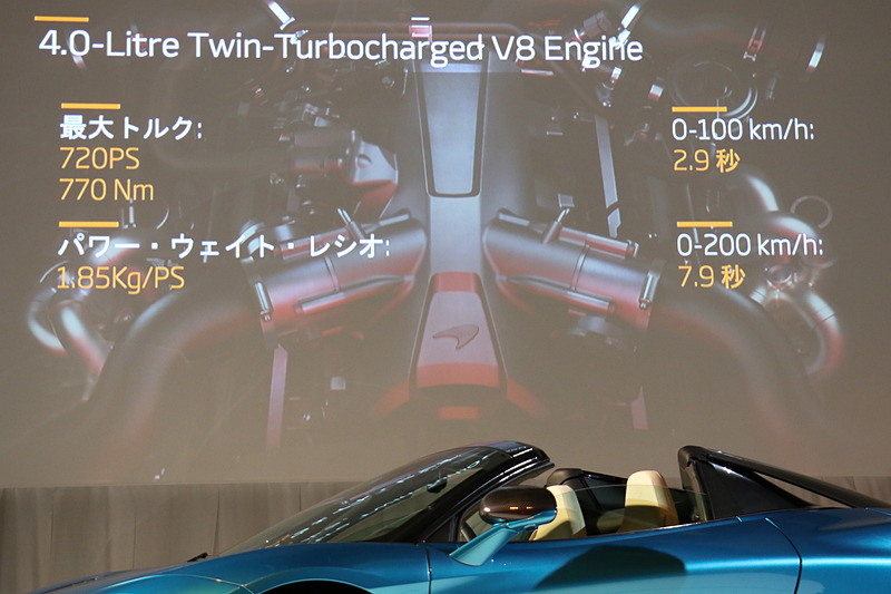 720PS/770Nmのエンジンパワーにより、0-100km/h加速は2.9秒、0-200km/h加速は7.9秒で、ルーフクローズ時の最高速はクーペと同じ341km/h
