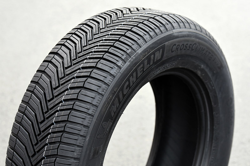ドライ＆ウェット路面での性能に加え、雪道での安心感をも備えるオールシーズンタイヤとして開発されたクロスクライメートシリーズ。幅広い温度域に対応するコンパウンドと、雪踏み・排水性能を最大限に引き出す独特のVシェイプトレッドパターンを採用