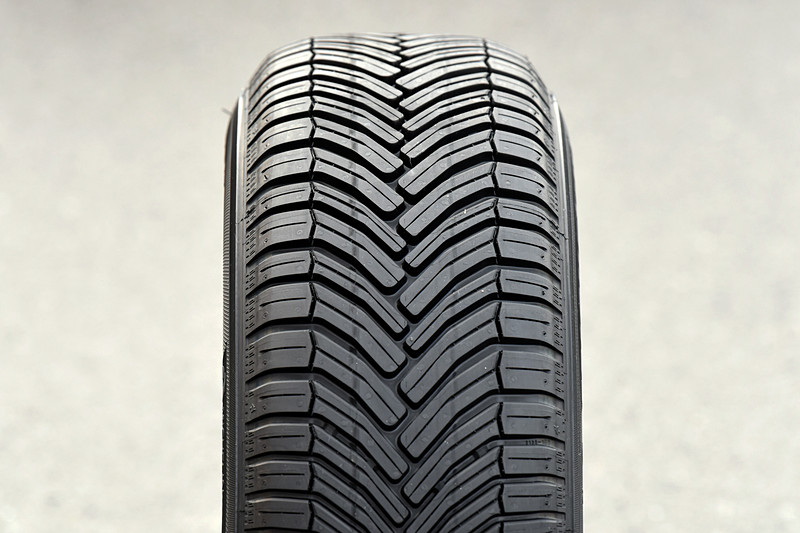 ドライ＆ウェット路面での性能に加え、雪道での安心感をも備えるオールシーズンタイヤとして開発されたクロスクライメートシリーズ。幅広い温度域に対応するコンパウンドと、雪踏み・排水性能を最大限に引き出す独特のVシェイプトレッドパターンを採用
