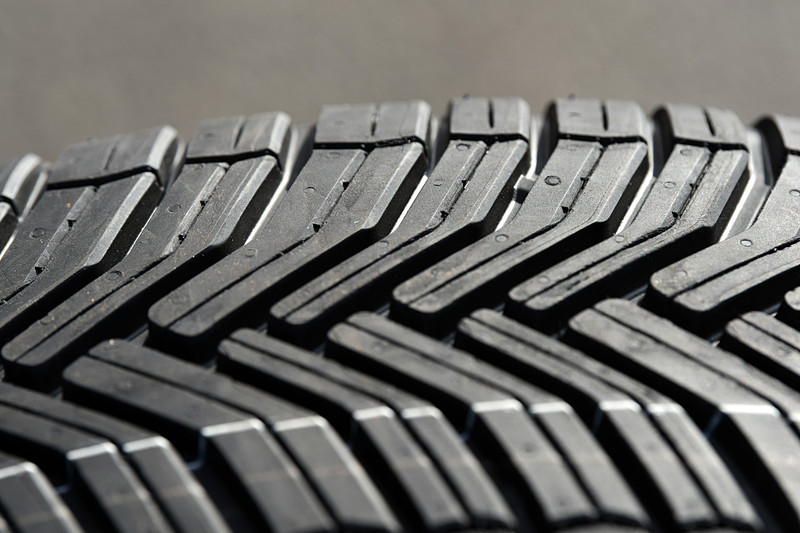 トレッドブロックに面取り加工を施し、ねじれやエッジの巻き込みを低減。ドライブレーキ性能を高めた