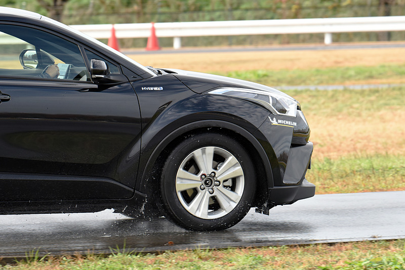 クロスクライメート＋はウェット路面でグリップが抜けるような瞬間の動きもマイルドで扱いやすい印象