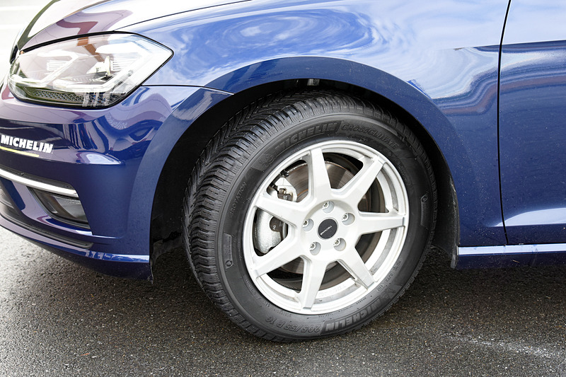 クロスクライメート＋（左）と、ミシュランの低燃費タイヤ「エナジーセイバー＋」（右）を装着した「ゴルフ」にも試乗