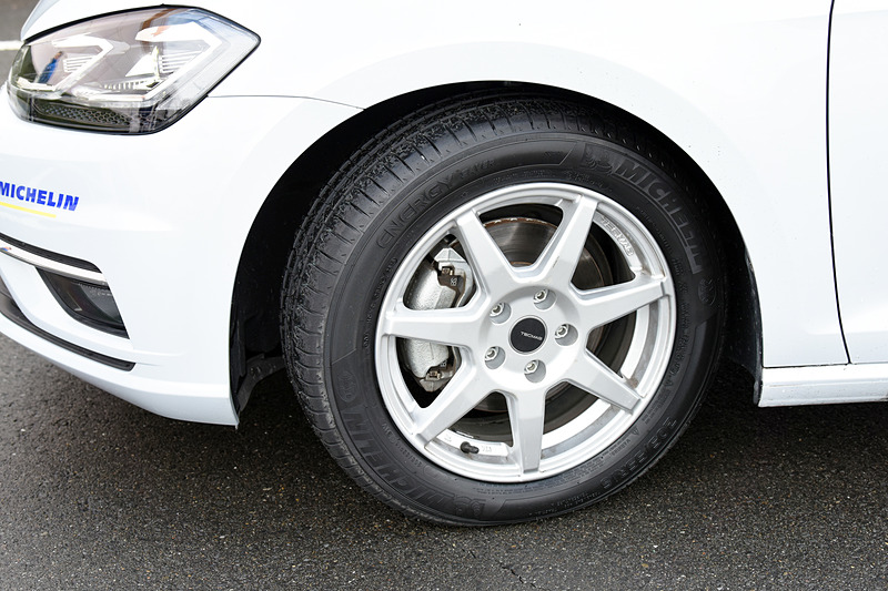 クロスクライメート＋（左）と、ミシュランの低燃費タイヤ「エナジーセイバー＋」（右）を装着した「ゴルフ」にも試乗