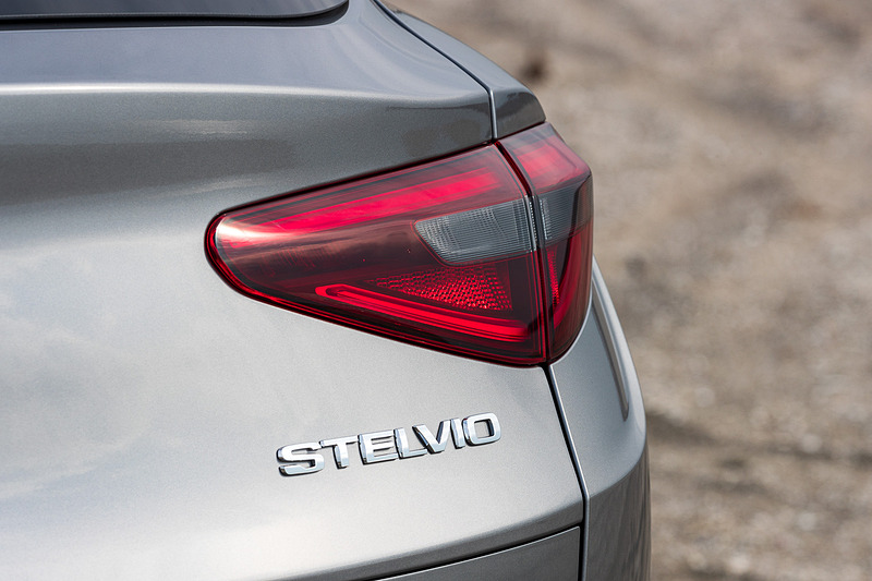 スポーツパッケージでは19インチ5ホールアルミホイール、スポーツブレーキ/レッド仕上げブレーキキャリパーなどを装備。撮影車はピレリのオールシーズンタイヤ「SCORPION VERDE ALL SEASON」（235/55 R19）を装着していた