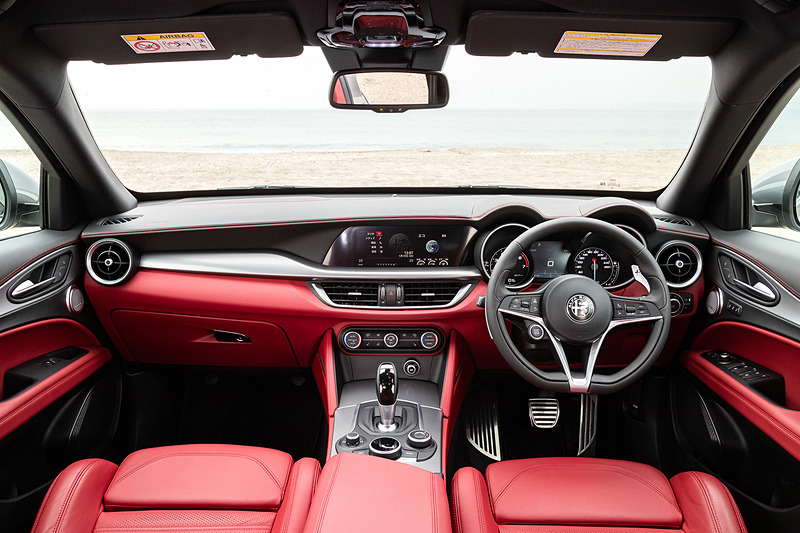 スポーツパッケージのインテリアではスポーツレザーシートをはじめ、スポーツレザーステアリング（オーディオコントローラー付）、レザーインストルメントパネル/ドアパネル、アルミニウムパネルなどを専用装備。イタリア車らしく情熱的な赤がよく似合う