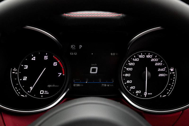 スポーツパッケージのインテリアではスポーツレザーシートをはじめ、スポーツレザーステアリング（オーディオコントローラー付）、レザーインストルメントパネル/ドアパネル、アルミニウムパネルなどを専用装備。イタリア車らしく情熱的な赤がよく似合う