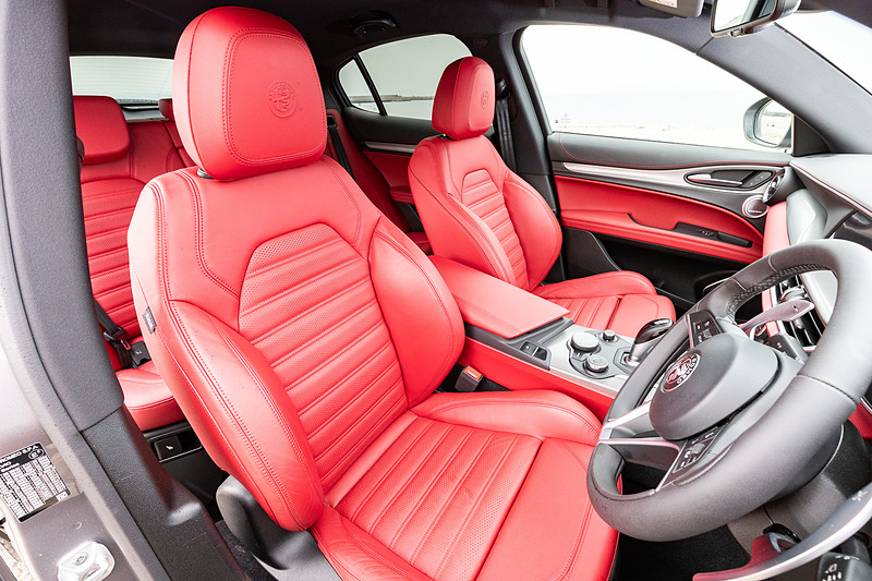 スポーツパッケージのインテリアではスポーツレザーシートをはじめ、スポーツレザーステアリング（オーディオコントローラー付）、レザーインストルメントパネル/ドアパネル、アルミニウムパネルなどを専用装備。イタリア車らしく情熱的な赤がよく似合う