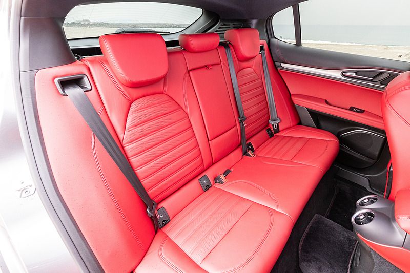 スポーツパッケージのインテリアではスポーツレザーシートをはじめ、スポーツレザーステアリング（オーディオコントローラー付）、レザーインストルメントパネル/ドアパネル、アルミニウムパネルなどを専用装備。イタリア車らしく情熱的な赤がよく似合う