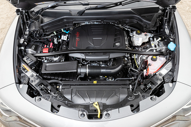 直列4気筒2.0リッター直噴ツインスクロールターボエンジンは最高出力206kW（280PS）/5250rpm、最大トルク400Nm（40.8kgfm）/2250rpmを発生