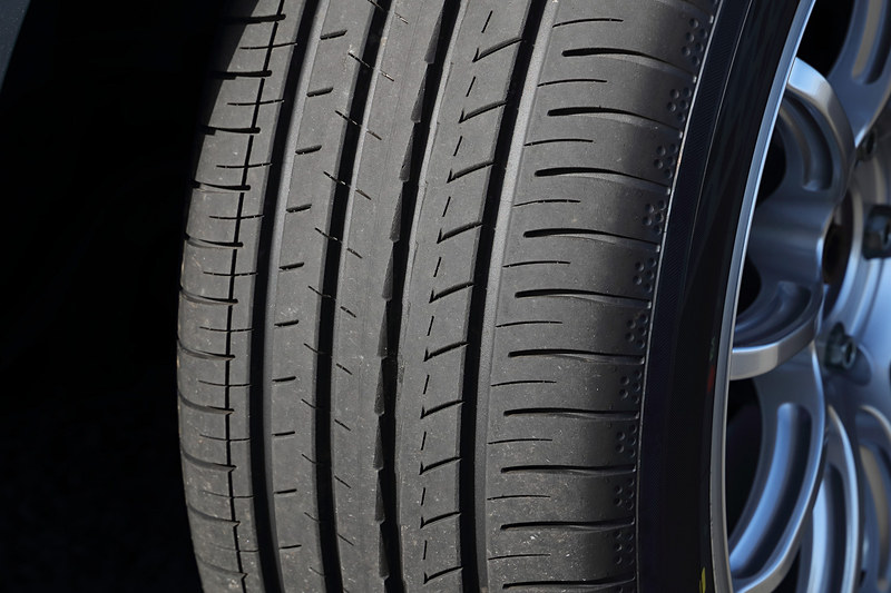 こちらは新製品のブルーアースGT。ブレードサイプによって剛性調整されているが、3本のセンターリブの分断箇所がない