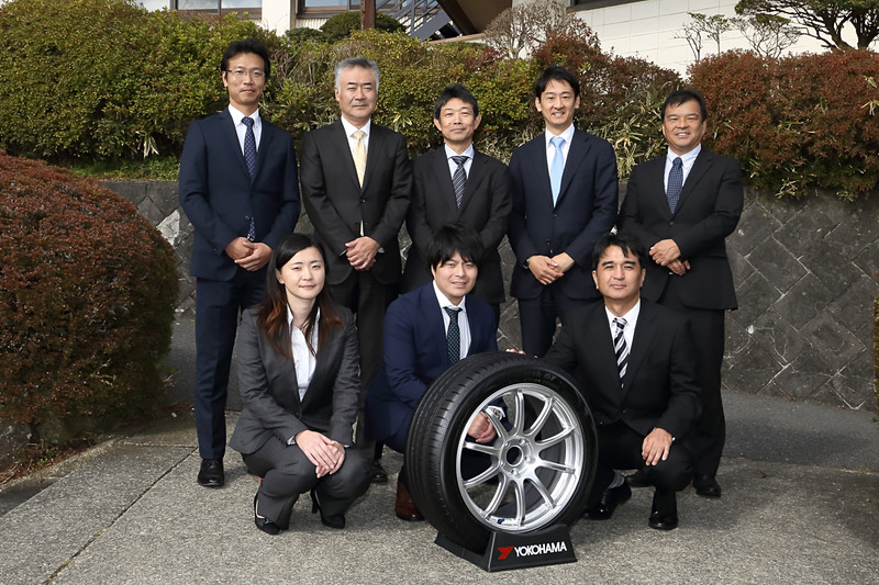 ブルーアースGTの開発スタッフで記念写真