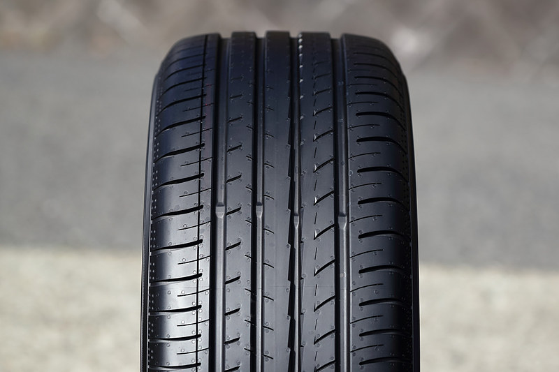 ブルーアースGT。右がアウト側となり、ブロックの剛性を高めることでコーナリングフォースを受け止めていく狙いを読み取れる