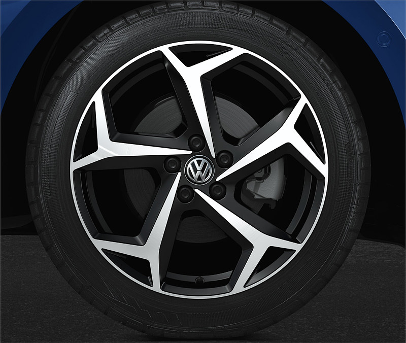 専用の5スポークデザインを採用する17インチアルミホイール。タイヤサイズは215/45 R17