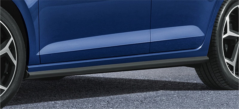 初採用となる「R-Lineパッケージ」では、リップスポイラー（左）、ブラックサイドスカート（中央）、リアスポイラー（右）などを設定