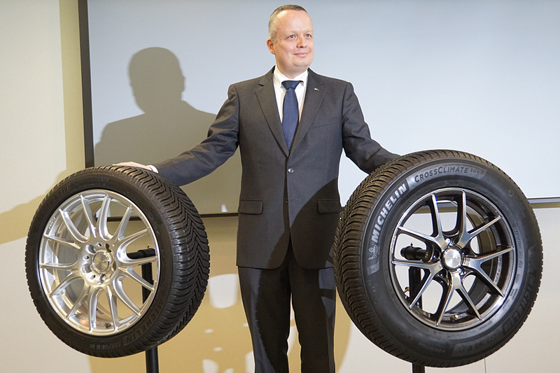 クロスクライメートを披露する日本ミシュランタイヤ株式会社 代表取締役社長 ポール・ペリニオ氏