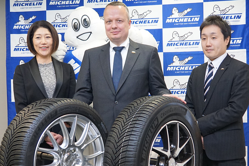 レーシングドライバー・自動車評論家の佐藤久実氏（左）、日本ミシュランタイヤ株式会社 代表取締役社長 ポール・ペリニオ氏（中央）、日本ミシュランタイヤ株式会社 PC/LTタイヤ事業部 ブランド戦略マネージャー 黒谷繁希氏（右）