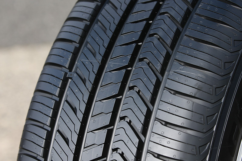 「5ピッチ・バリエーション」でブロックエッジが接地する時に発生する周波数のピークを分散。耳障りな音域のパターンノイズを抑えて静粛性を高めた