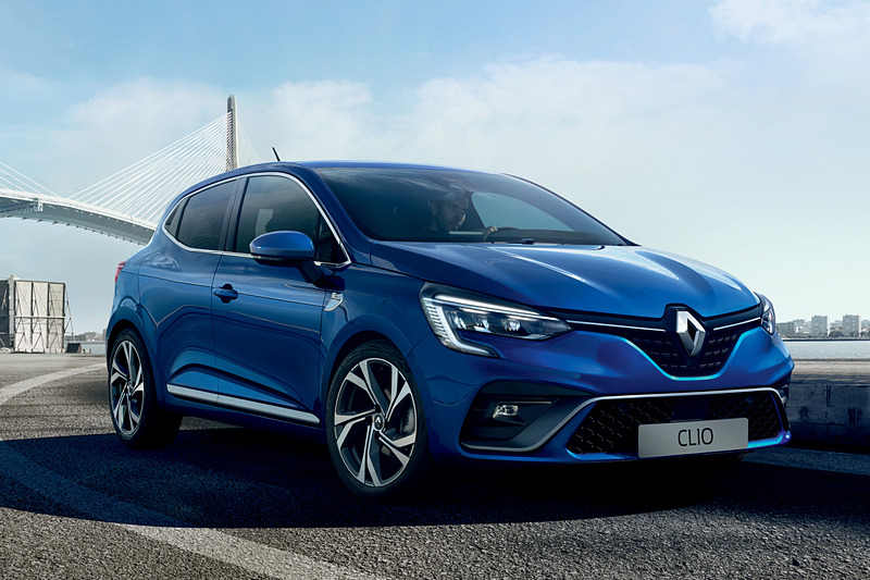 リアハッチに「R.S.LINE」のバッヂを備えたブルーの車両も紹介されている