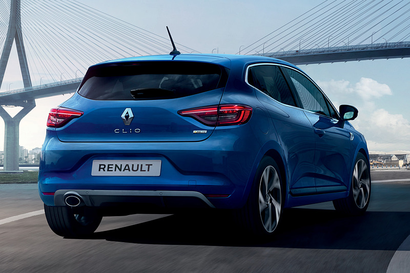 リアハッチに「R.S.LINE」のバッヂを備えたブルーの車両も紹介されている