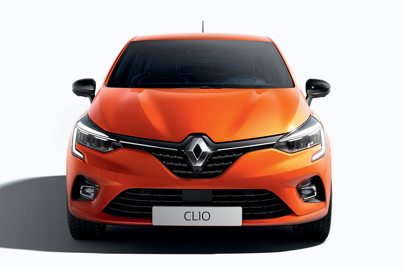 「メガーヌ」同様に特徴的なデザインのフルLEDヘッドライトを採用