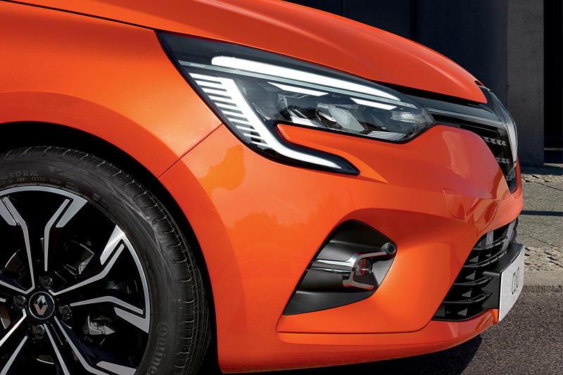 「メガーヌ」同様に特徴的なデザインのフルLEDヘッドライトを採用